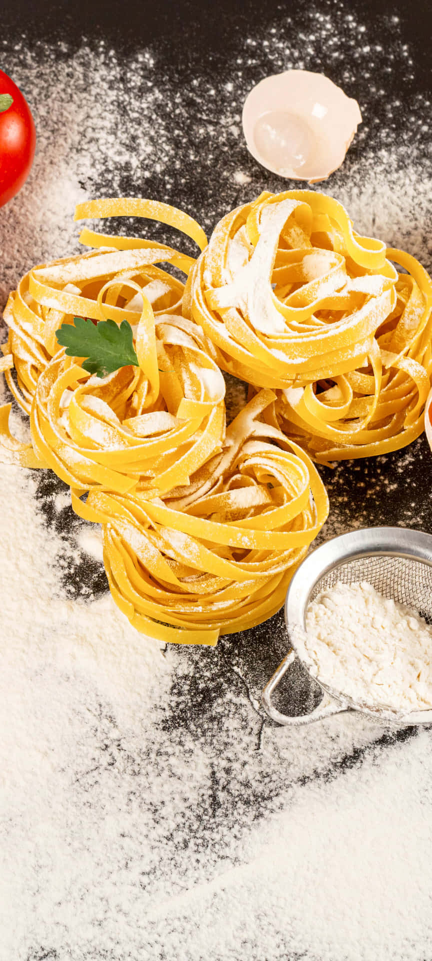 Untavolo Con Pasta, Pomodori E Altri Ingredienti
