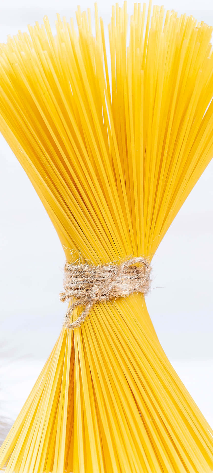 Einhaufen Gelber Spaghetti Auf Einem Weißen Hintergrund