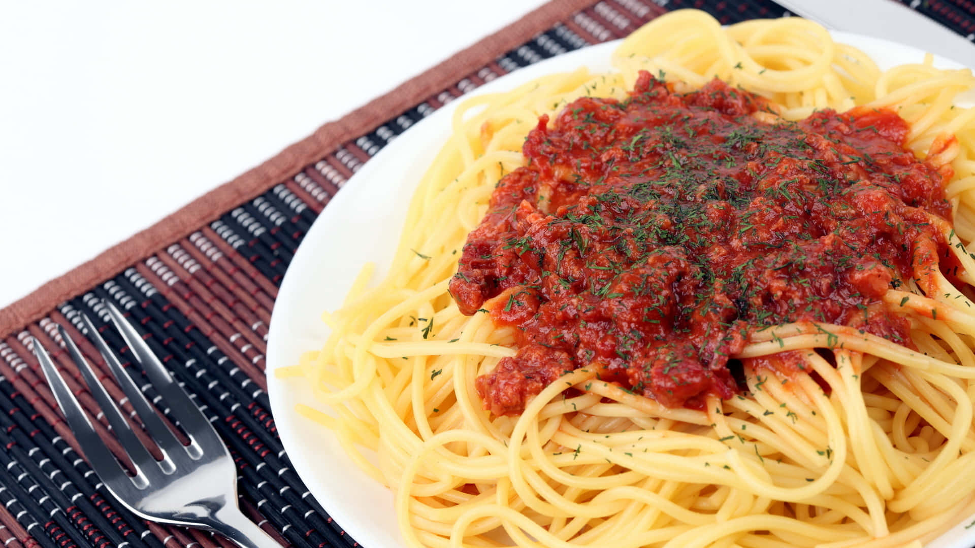 Unpiatto Di Spaghetti Con Salsa Sopra