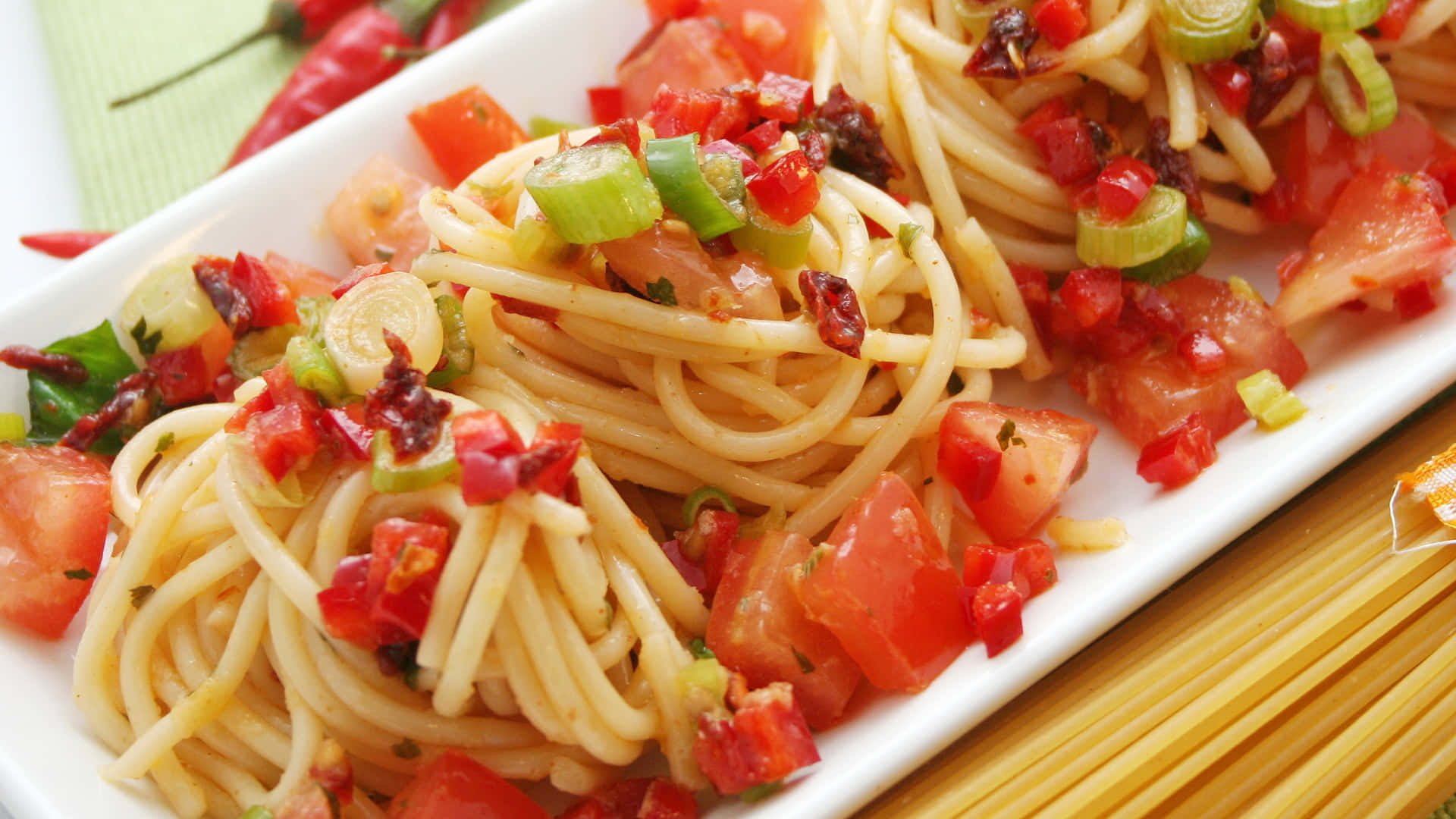 Espaguetiscon Tomates Y Pimientos En Un Plato