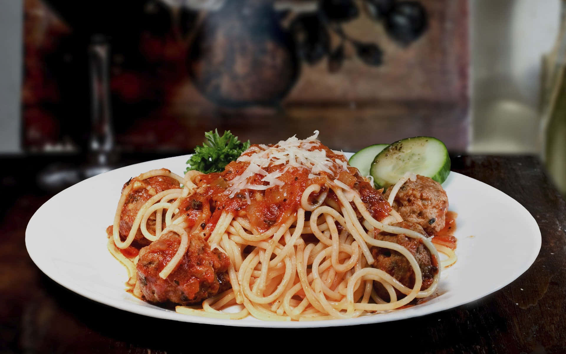 Einteller Spaghetti Mit Fleischbällchen Und Sauce.