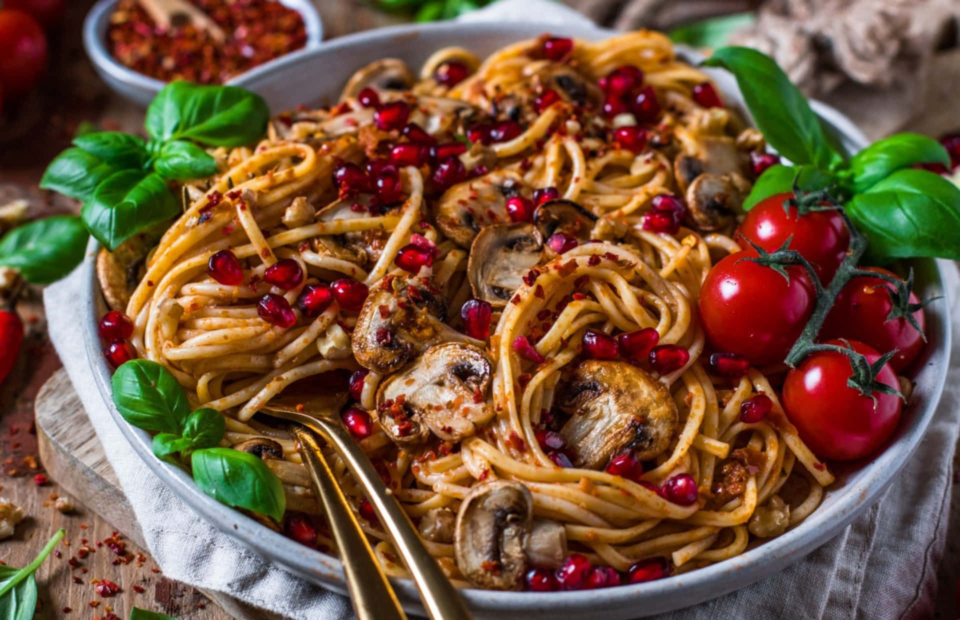Spaghetti With Mushrooms, Tomatoes And Basil