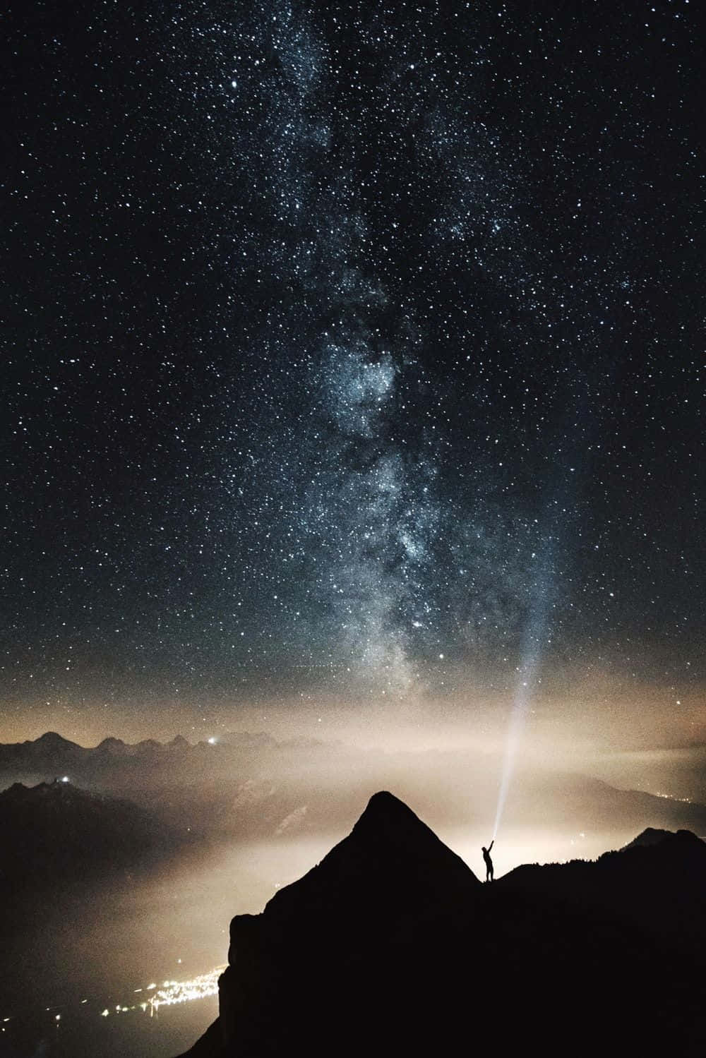 Unhombre De Pie En La Cima De Una Montaña Con La Vía Láctea Sobre Él Fondo de pantalla