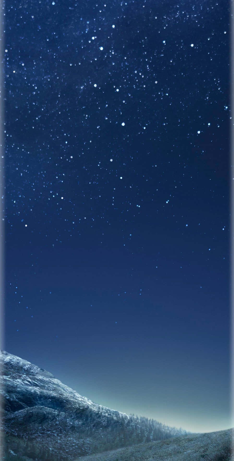 En nat himmel med stjerner og et bjerg landskab. Wallpaper