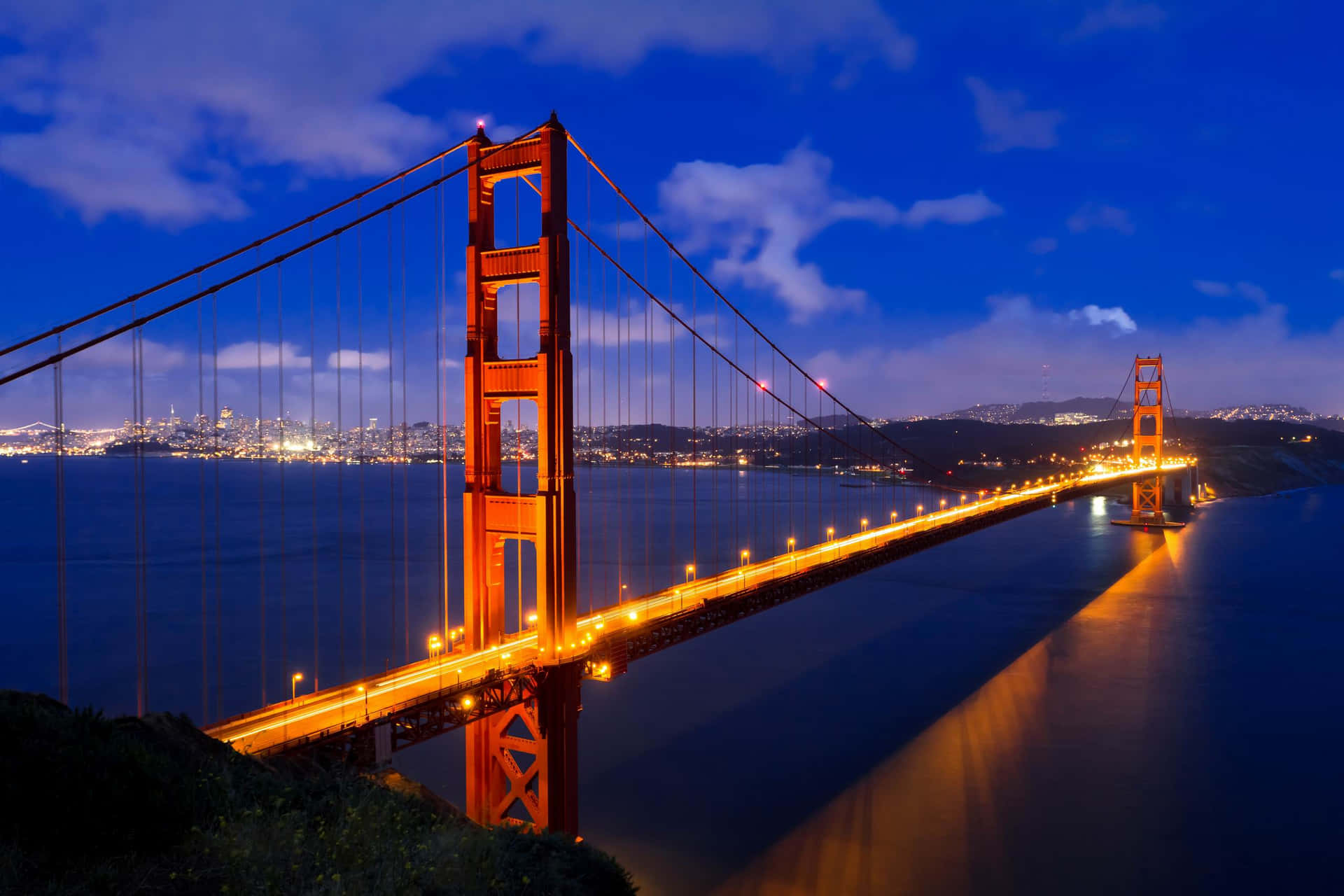 Lysene fra Golden Gate Bridge er den perfekte San Francisco-baggrund.