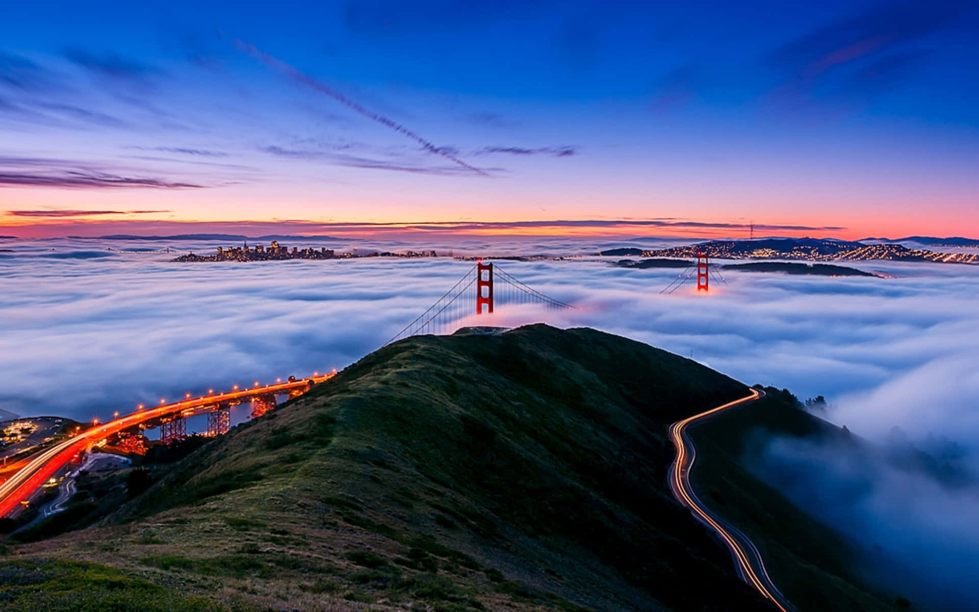 Areadella Baia Avvolta Nella Nebbia: Il Miglior Sfondo Di San Francisco.