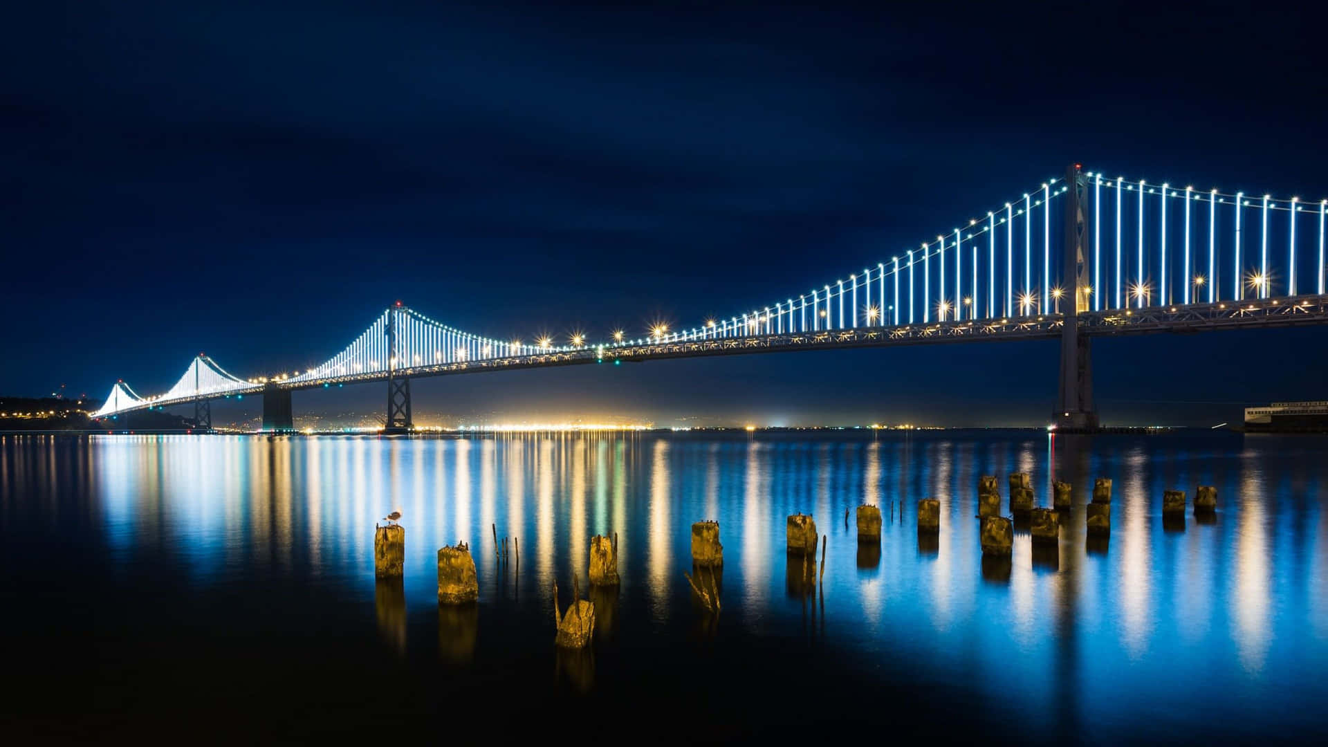Puentede La Bahía De Oakland Con Resplandor Azul: El Mejor Fondo De San Francisco.