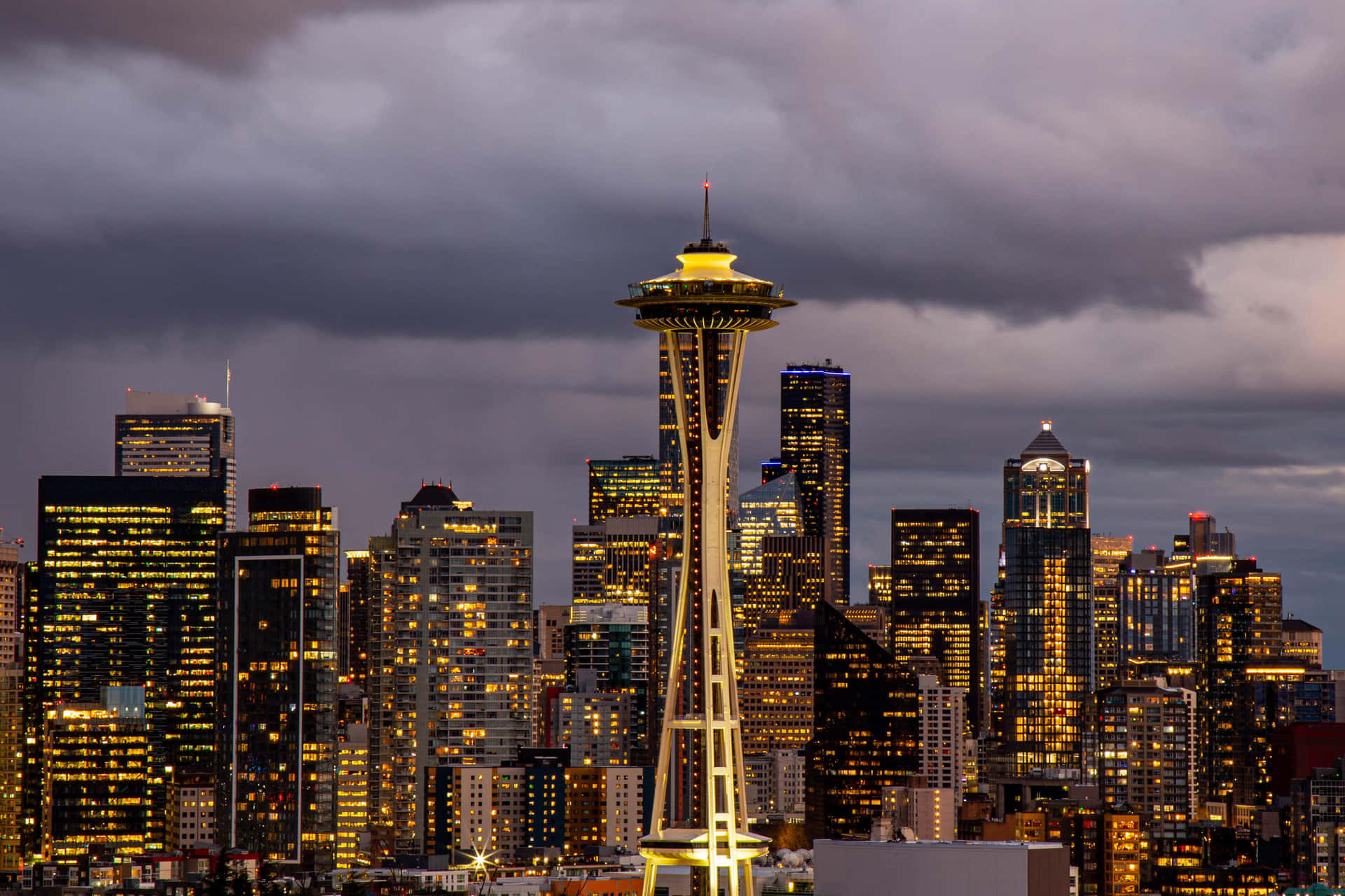 Smuk Seattle Skyline belyst om natten