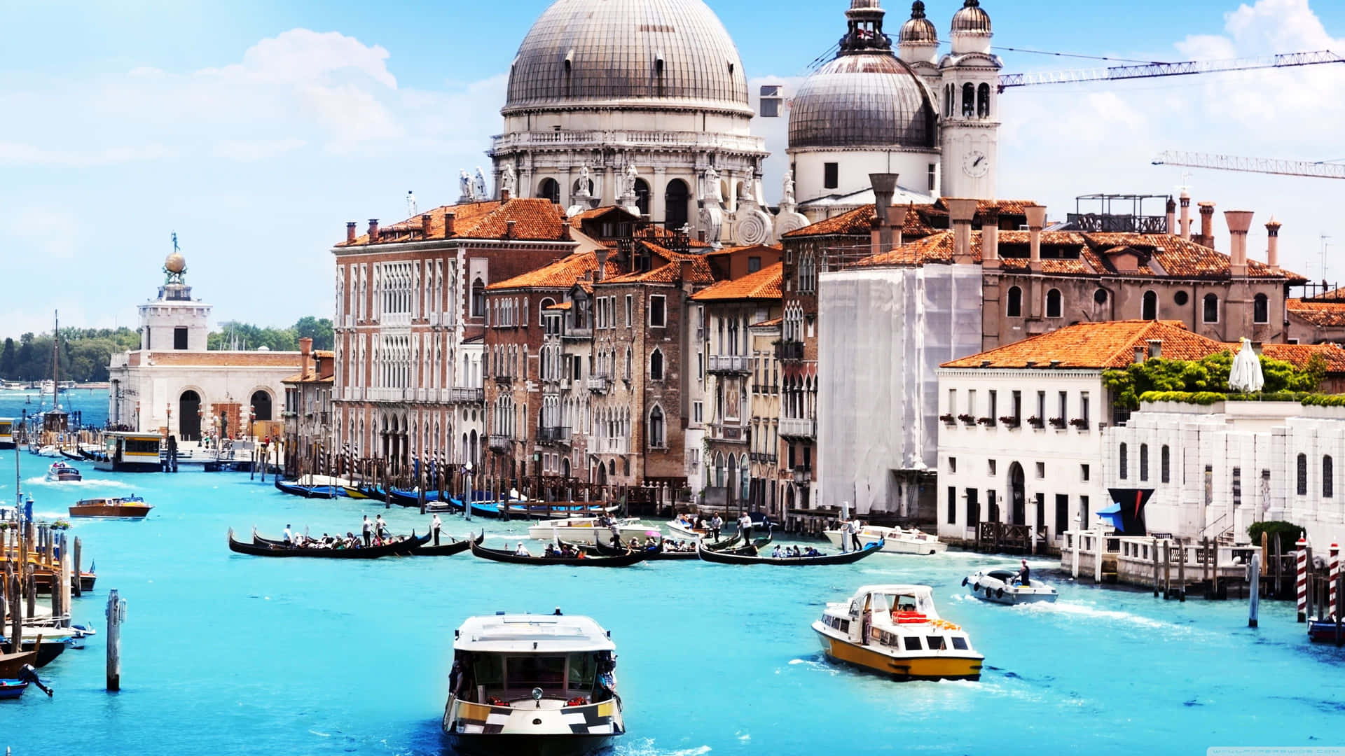 Unbarco Está Flotando Por Un Canal En Venecia.