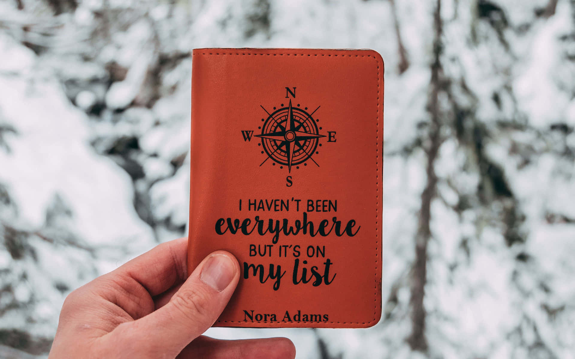 En person holder et kompas tegnebog med ordene, jeg har været overalt, men på min liste
