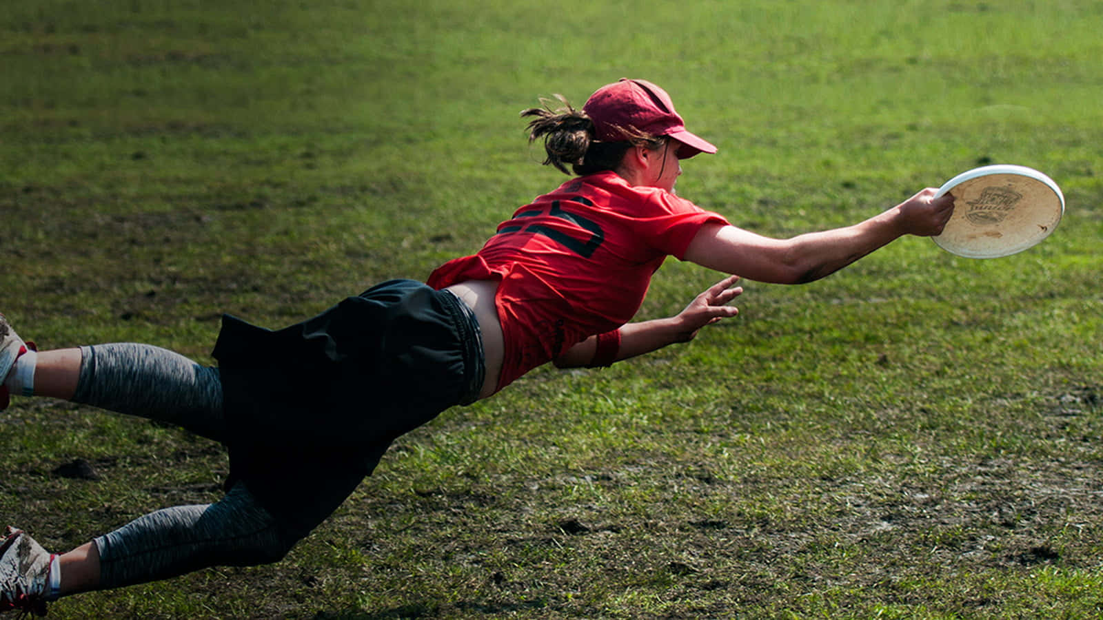 Mujerjugando Ultimate Frisbee En El Fondo