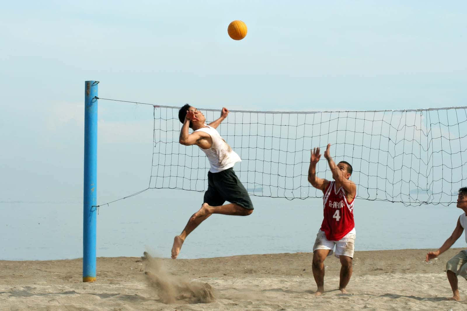 Mejorfondo De Voleibol En La Playa Con Colores Borrosos.