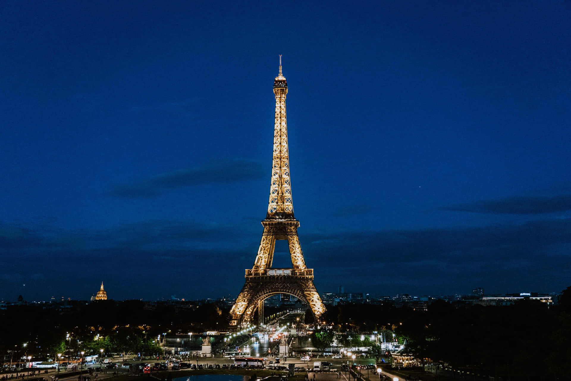 Eiffeltornetär Upplyst På Natten