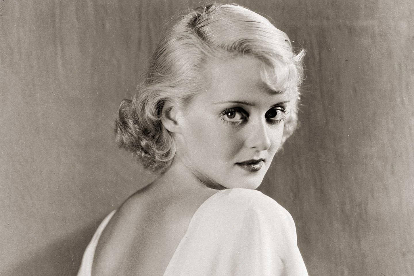 Bette Davis In Backless Outfit Wallpaper