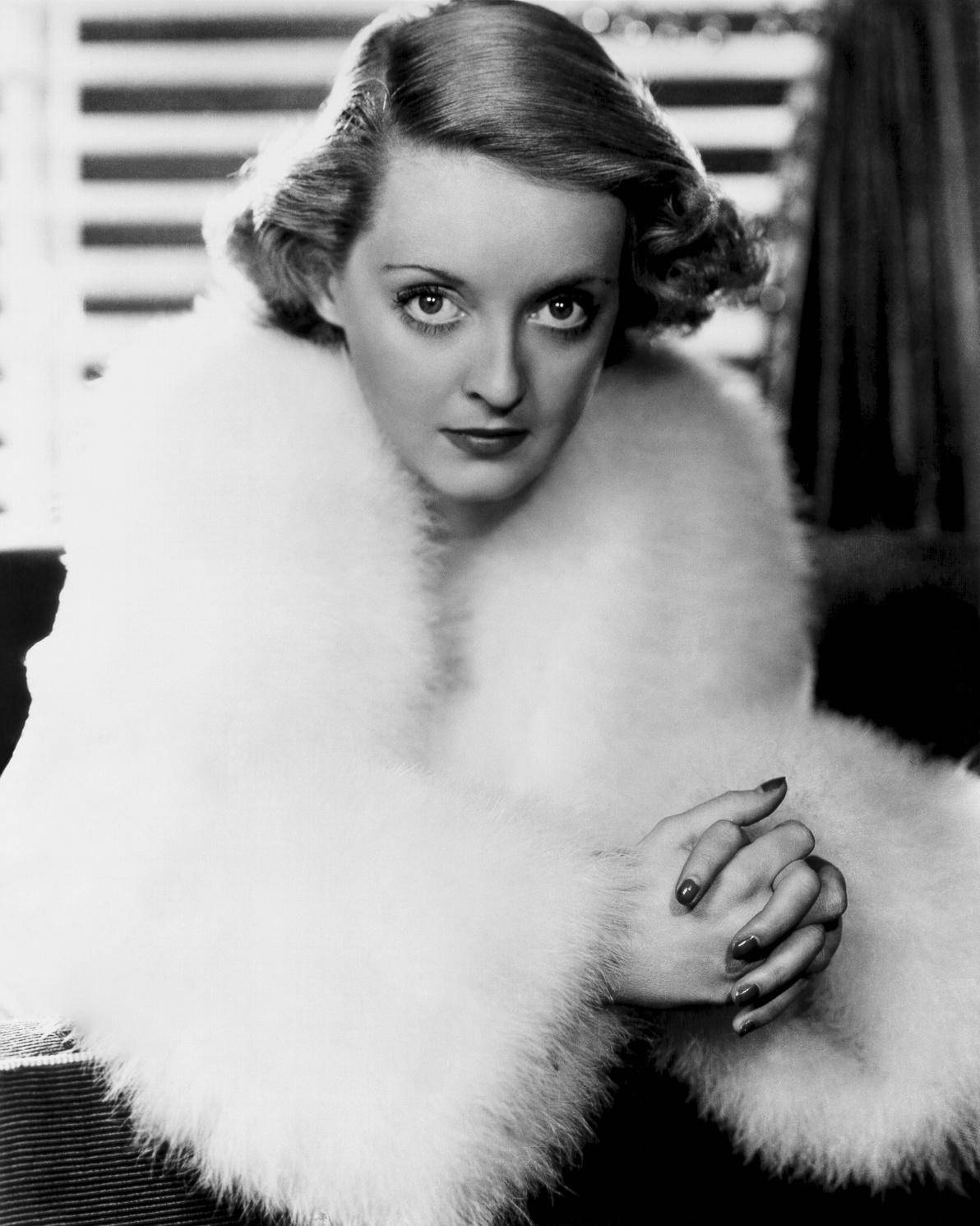 Bette Davis In White Furry Outfit Wallpaper