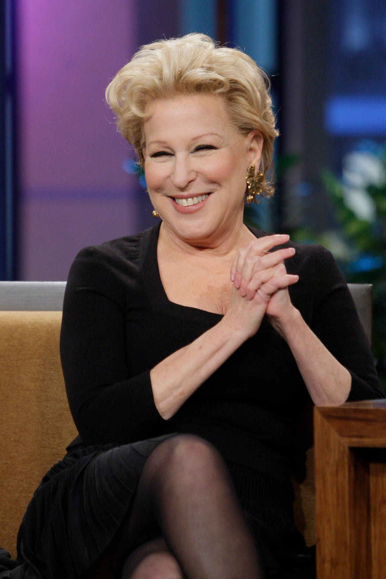Bette Midler In Black Outfit Wallpaper