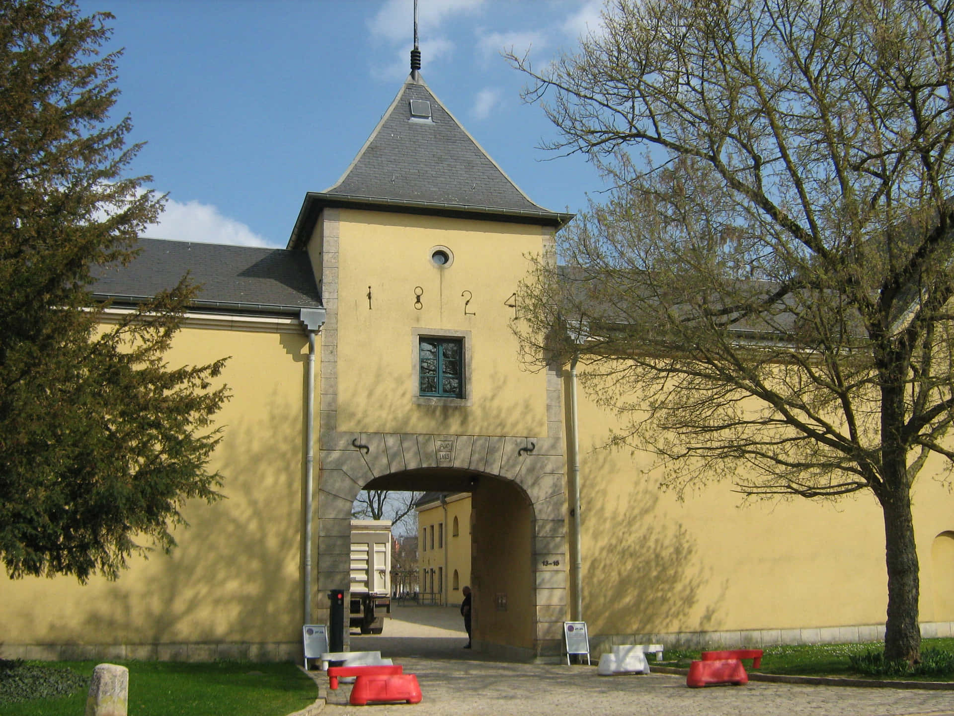 Bettembourg Castle Gateway1822 Wallpaper