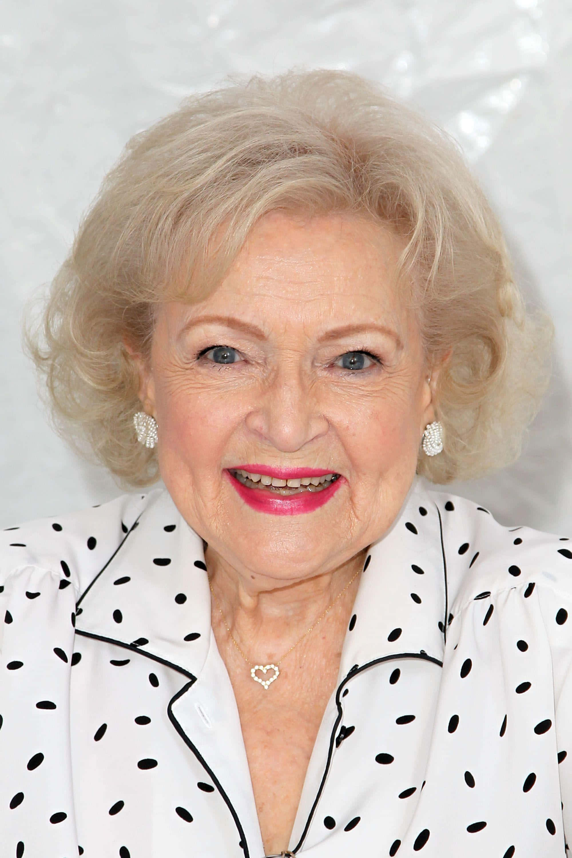 Bettywhite Sonriendo Radiante En Un Evento