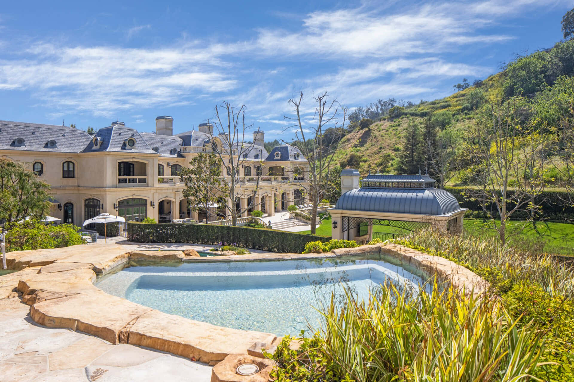 Vue De La Piscine D'un Domaine De Luxe À Beverly Hills Fond d'écran