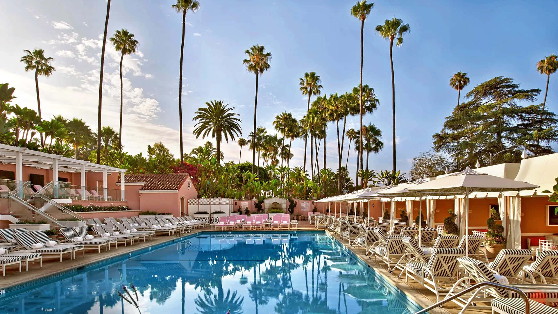 Détente Au Bord De La Piscine De Luxe À Beverly Hills Fond d'écran