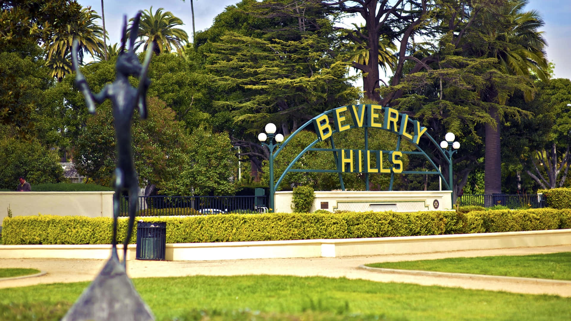 Tanda Dan Patung Beverly Hills Wallpaper