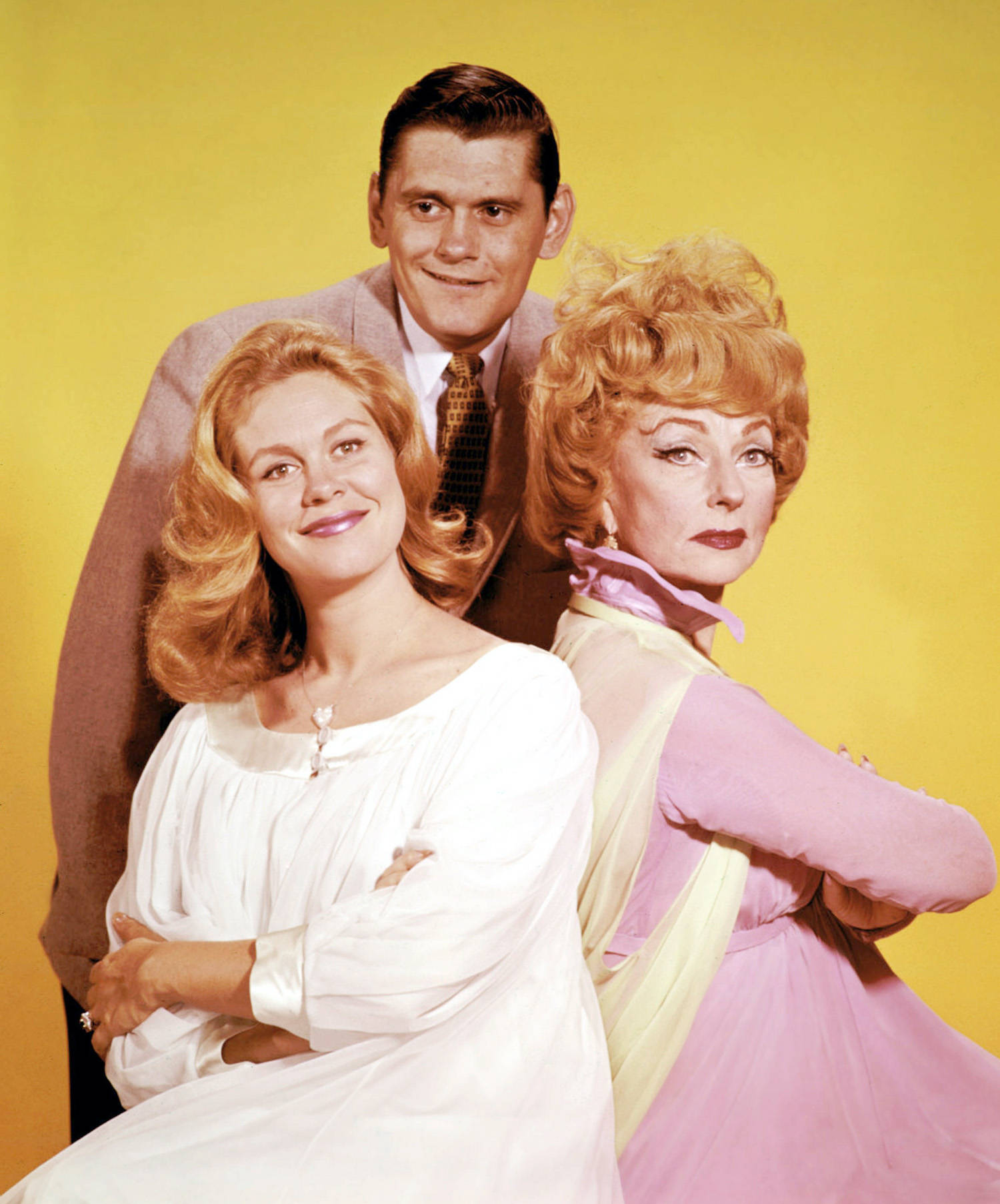 Bewitched Endora With The Couple Wallpaper