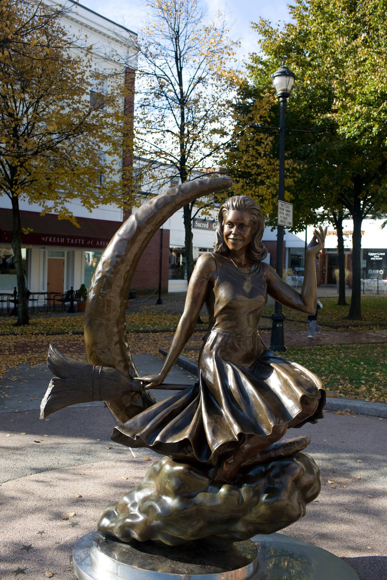Bewitched Samantha Brown Statue Wallpaper