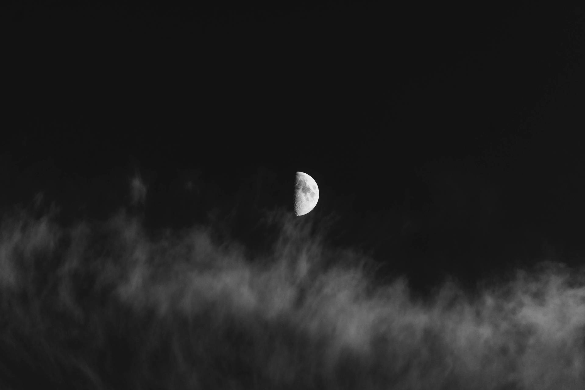 Papelde Parede Encantador De Meia Lua Escura Em 4k. Papel de Parede