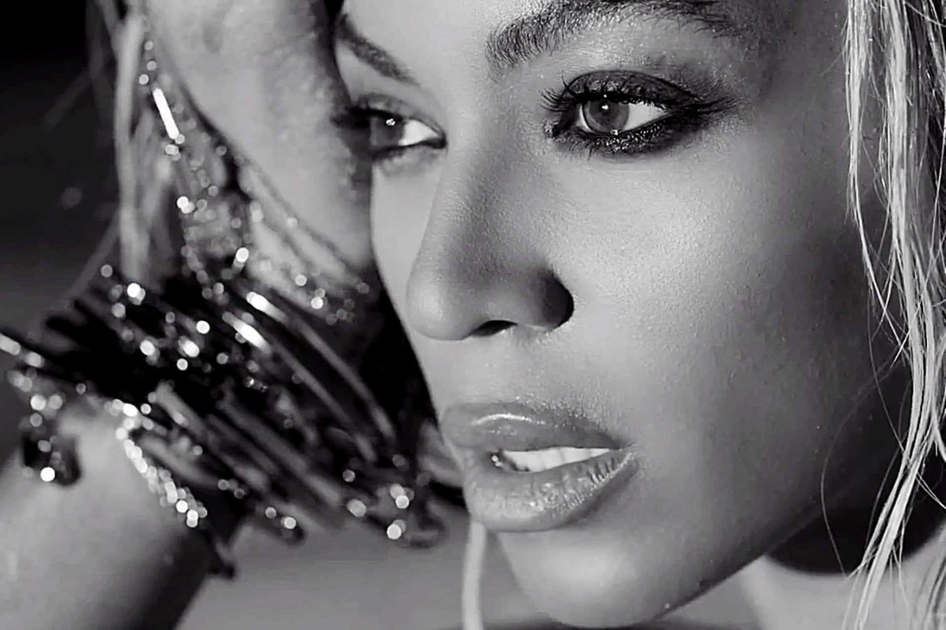 Beyonceglæder Sig Og Viser Sig Frem Stolt På Sin Computer Eller Mobil Tapet.