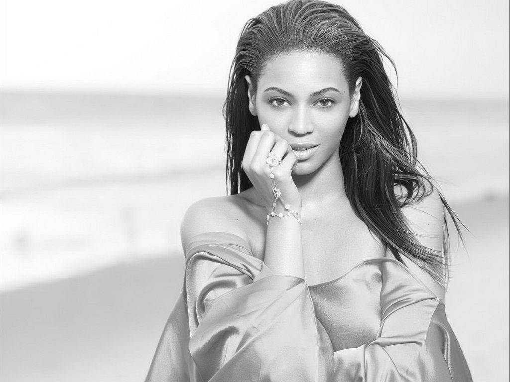 Beyonce radiates beauty in black and white. Wallpaper