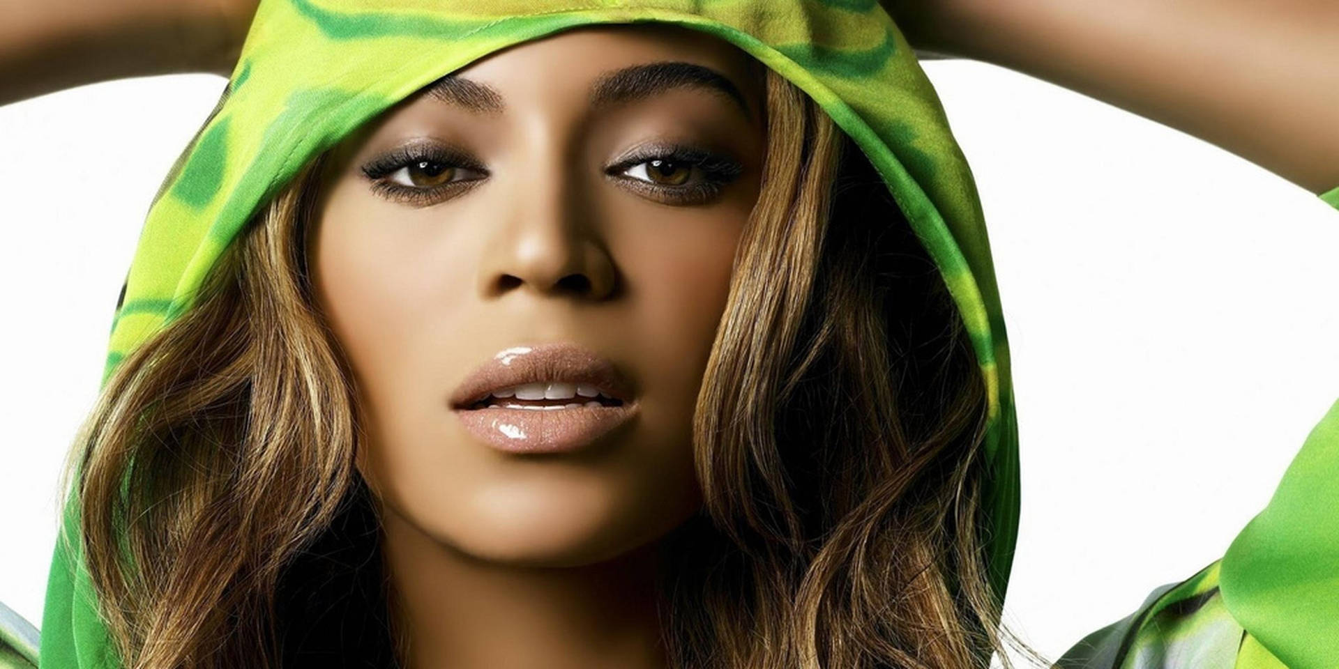 Beyonce Wearing a Green Hoodie Wallpaper