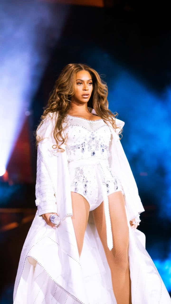 Beyonceoptræder På Scenen I En Hvid Kjole.