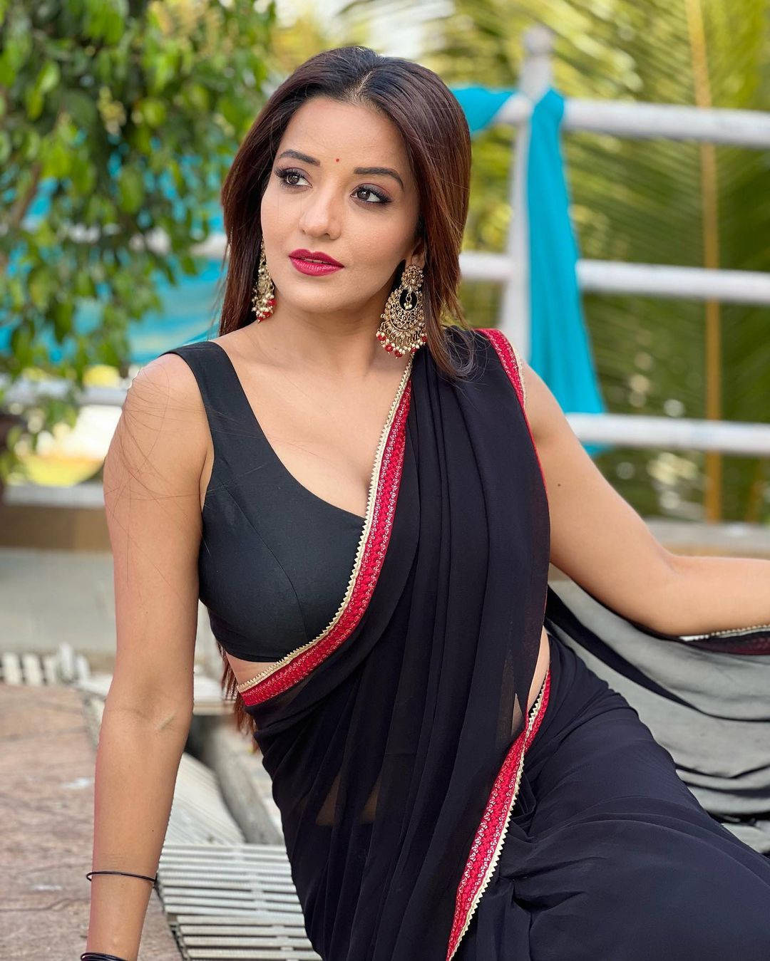 Download Bhojpuri Actress In Black Saree Wallpaper 