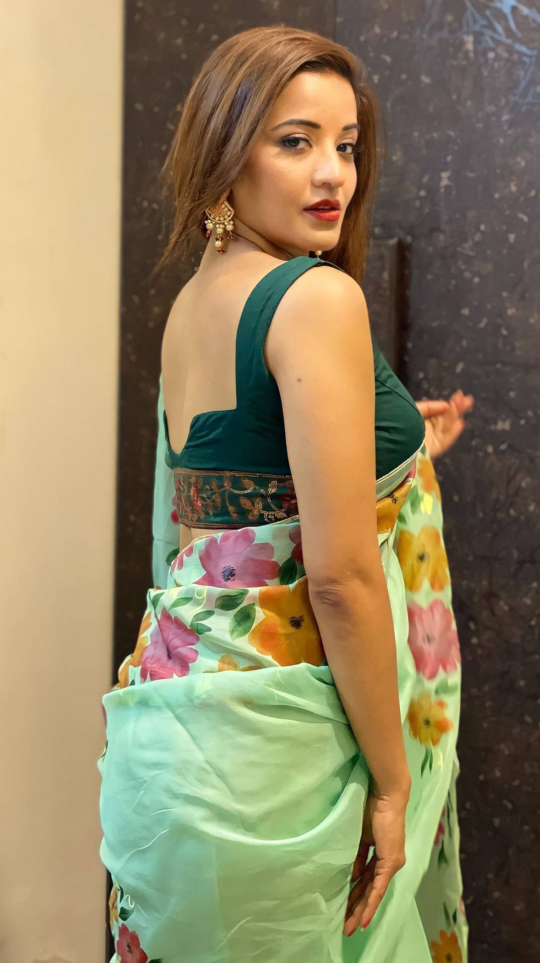 Bhojpuriskådespelerska I Blommig Saree Wallpaper