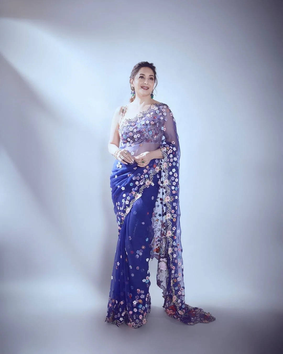 Bhojpuri skuespiller i indigo blomster sari Wallpaper