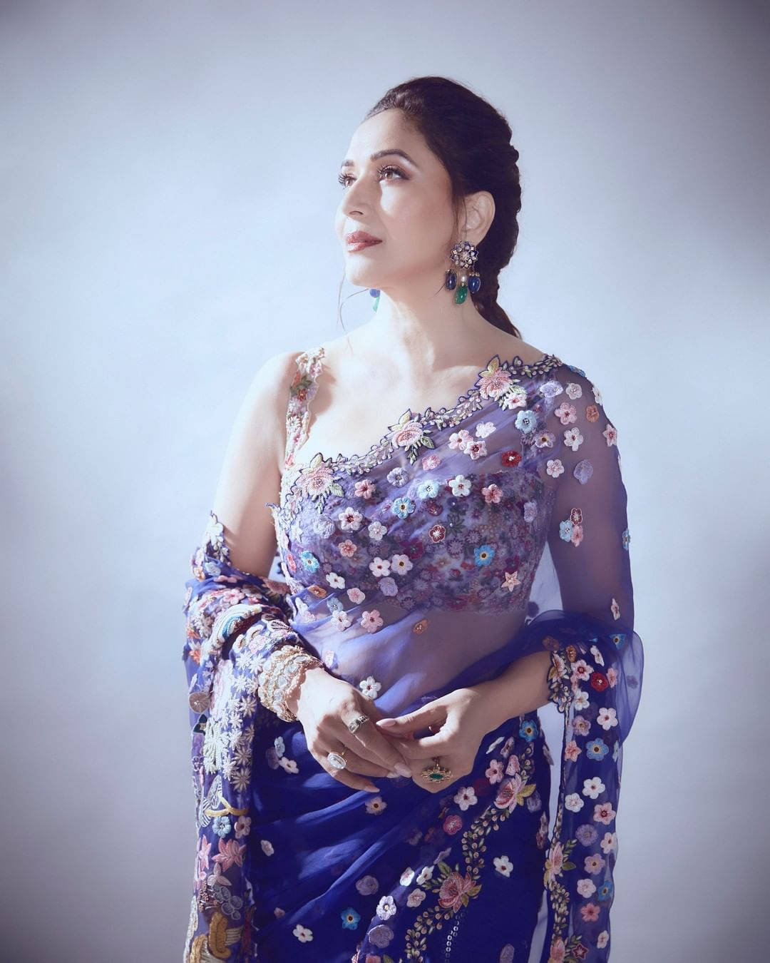Skådespelerskanfrån Bhojpuri Med Lila Blommig Saree Wallpaper