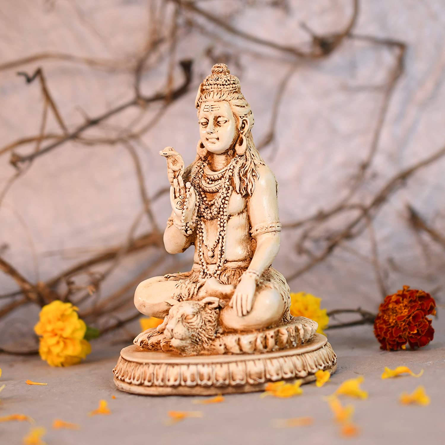 Bholenathhd Shiva-figur Med Torkade Blommor. Wallpaper