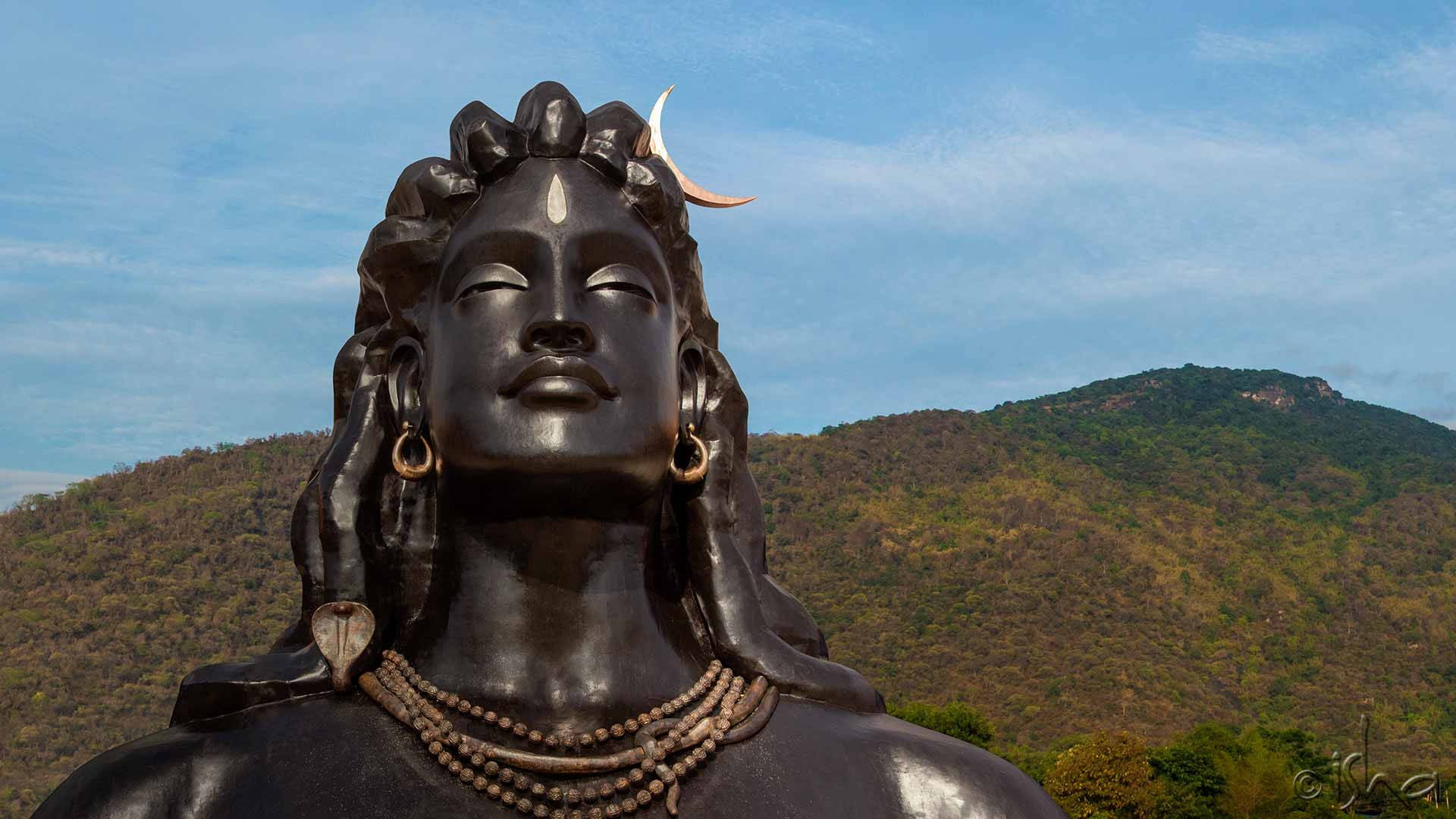 Estatuade Shiva De Alta Definición En La Montaña. Fondo de pantalla