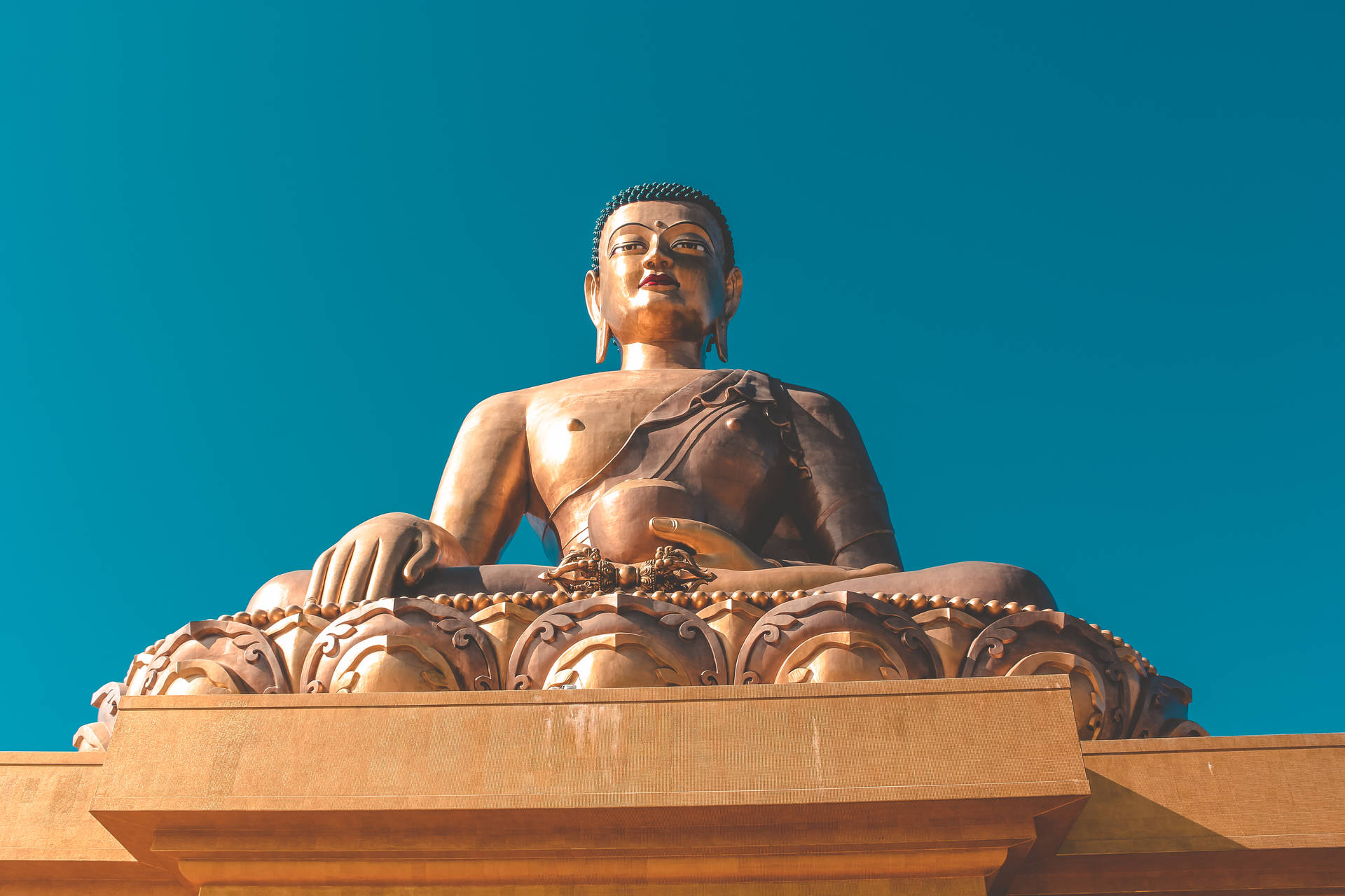 Estátuade Buda Dordenma Do Butão. Papel de Parede