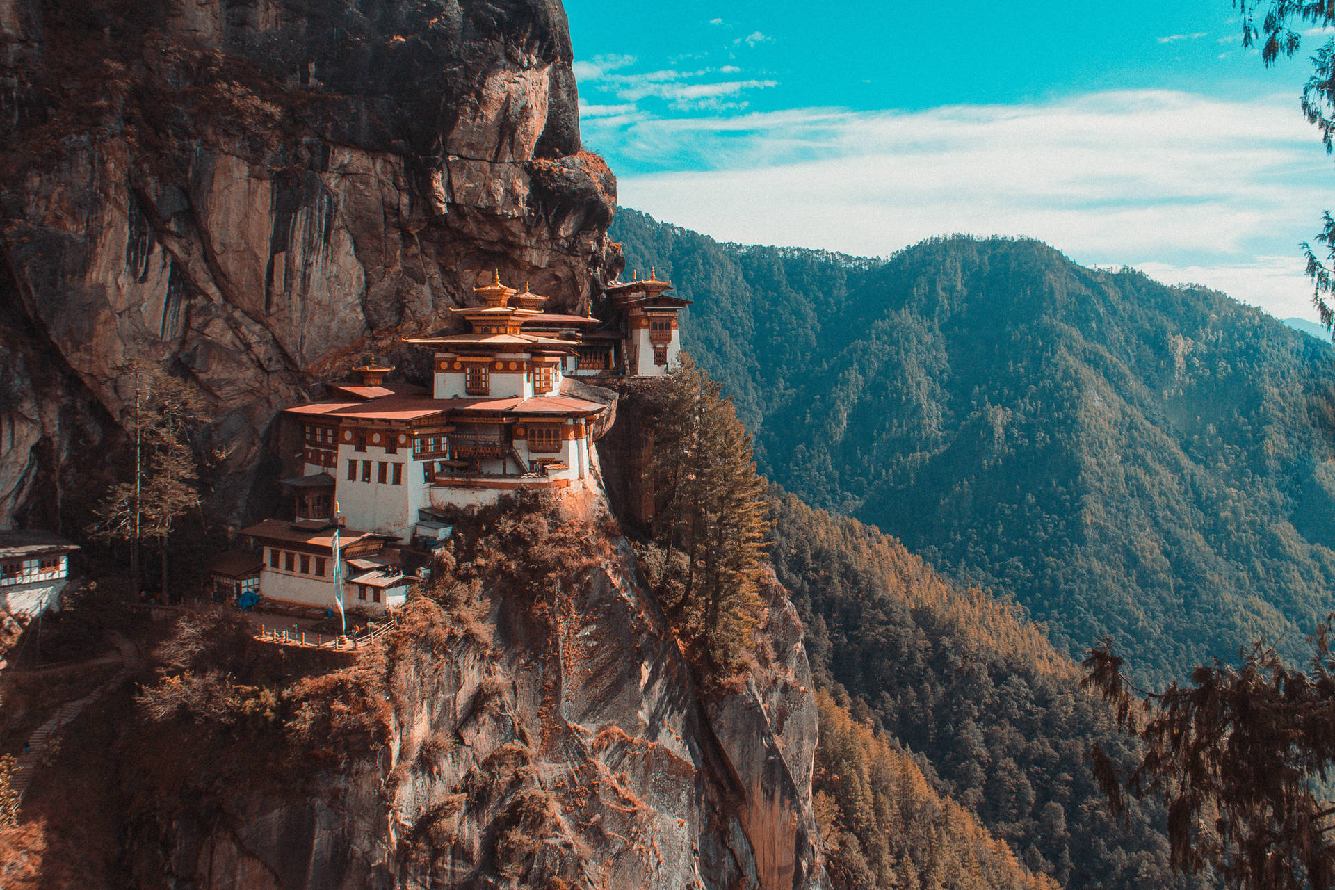 Monasteriode Bhután En Otoño. Fondo de pantalla