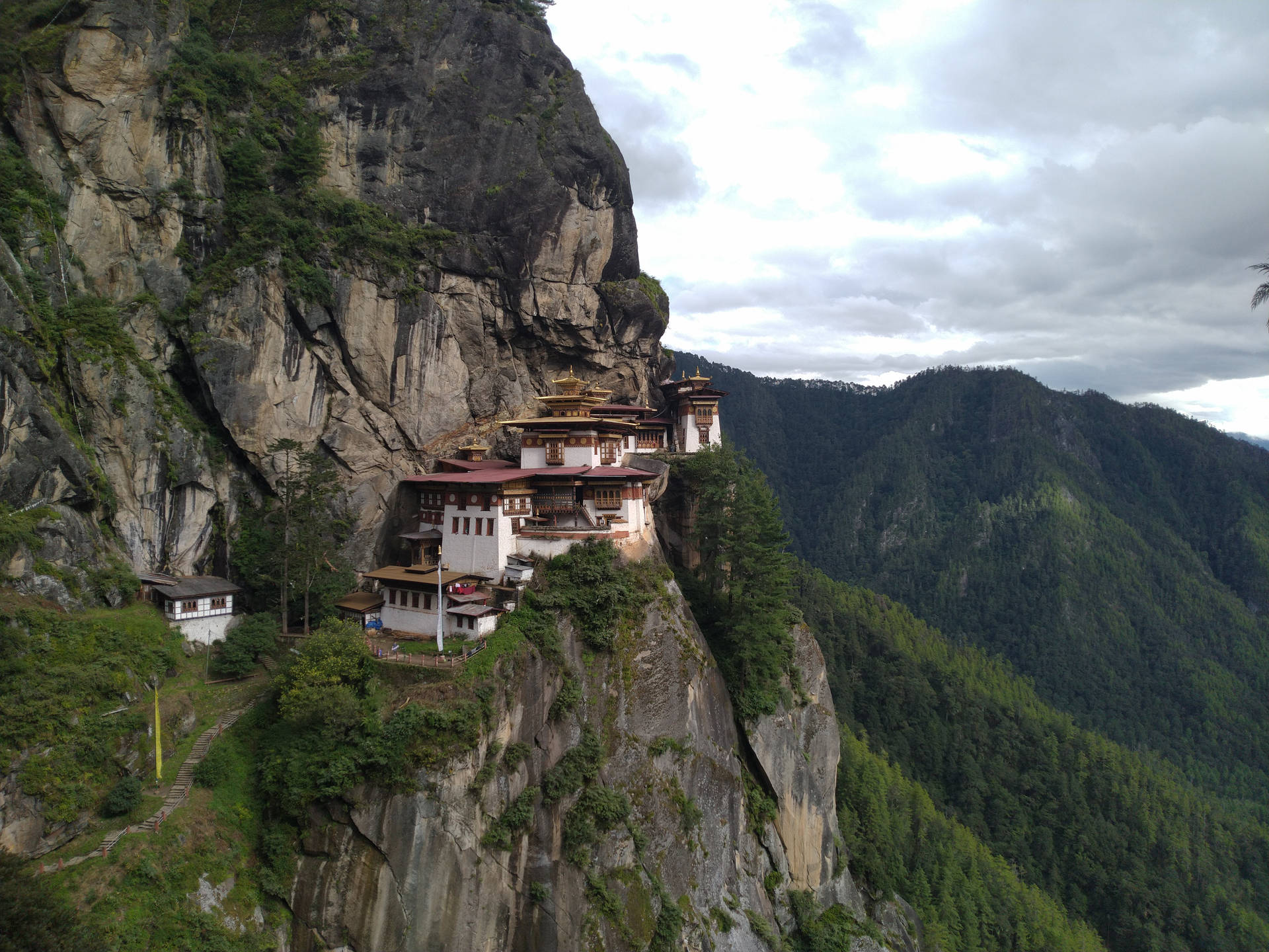 Nãotenho Certeza Do Que Está Pedindo. Bhutan Paro Taktsang São Palavras Em Inglês Que Identificam Um Local Turístico Em Butão. Não Há Uma Tradução Específica Para 