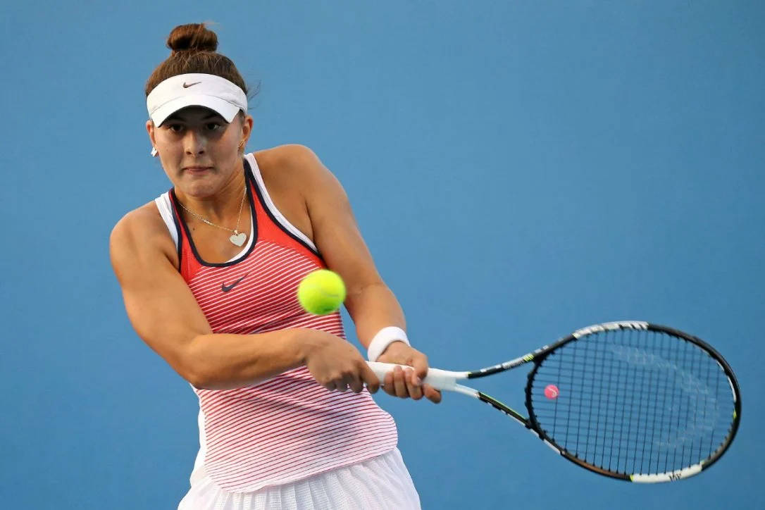 Bianca Andreescu og nærmer sig tennis bold tapet Wallpaper
