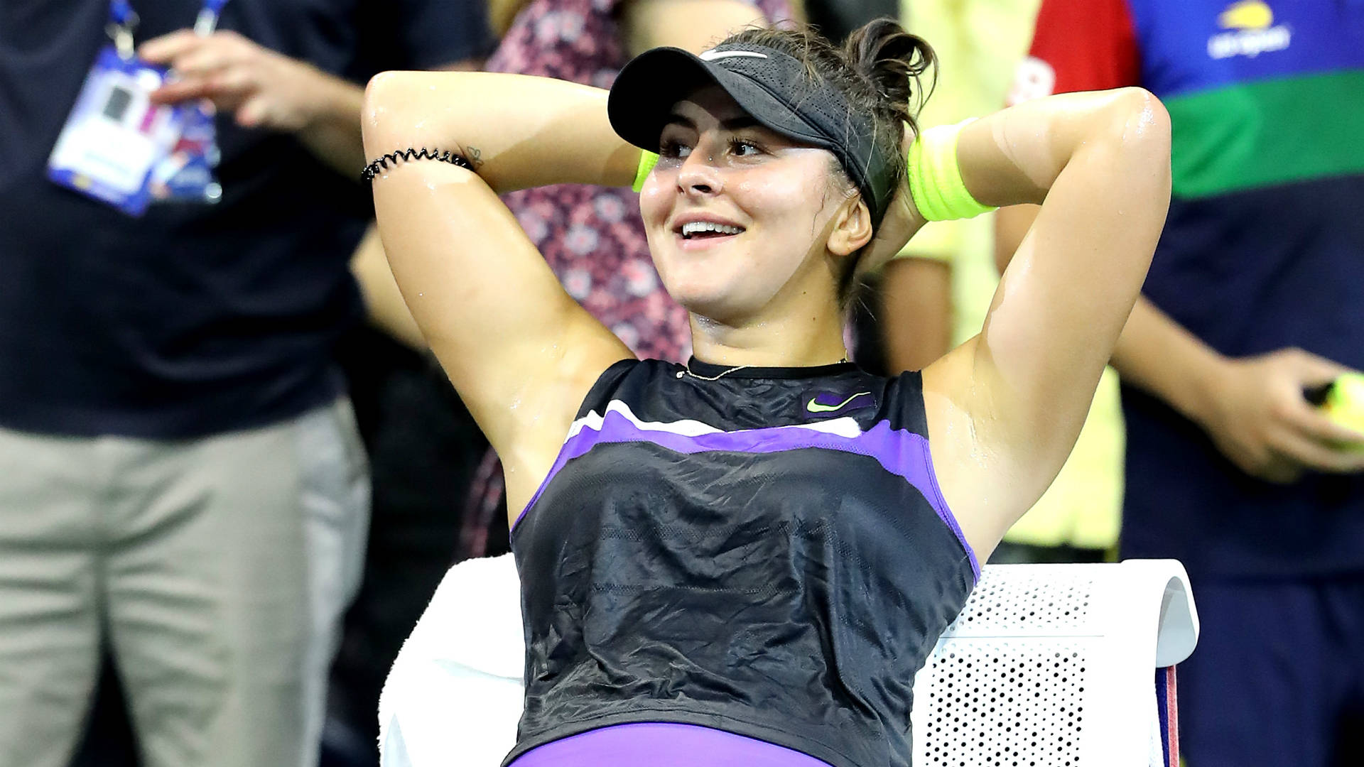 Bianca Andreescu løfter hendes arme i sejr Wallpaper