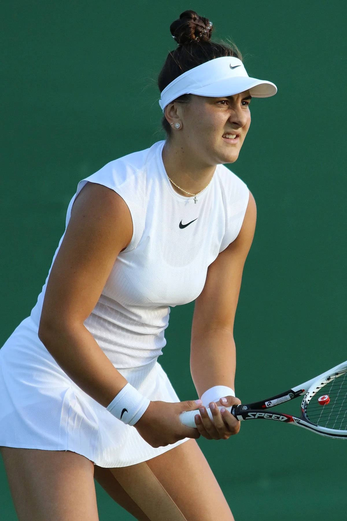 Lastar Del Tennis Canadese Bianca Andreescu In Un Abbigliamento Completamente Bianco. Sfondo