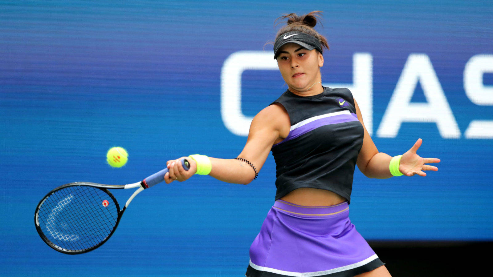 Giocatricedi Tennis Professionista - Bianca Andreescu In Azione Sfondo