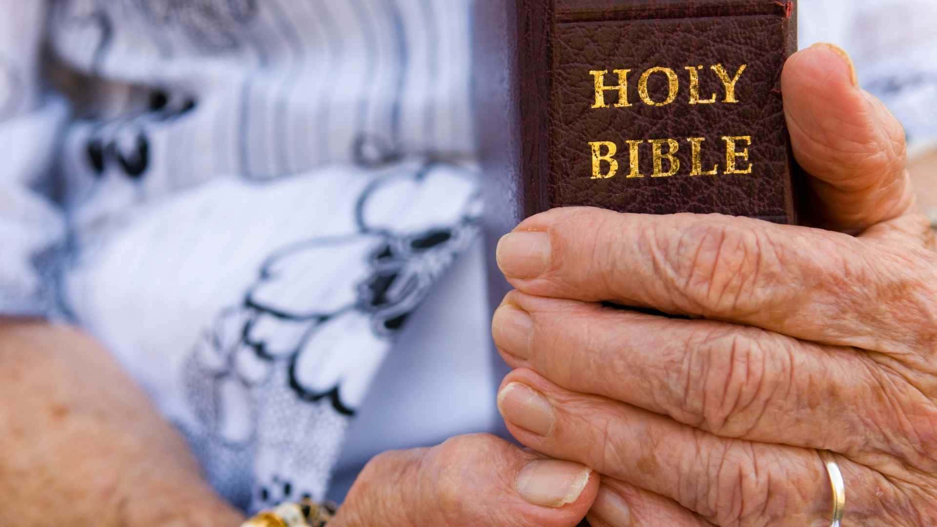 Enkvinnas Händer Håller En Helig Bibel