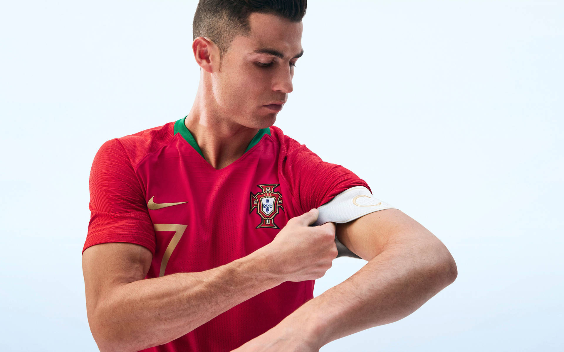 Fotogenial De Cristiano Ronaldo Mostrando Los Bíceps Fondo de pantalla