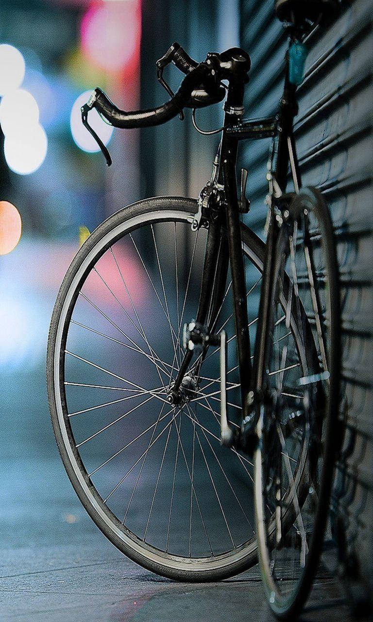 Føl vinden og udforsk den åbne vej med cykel Iphone. Wallpaper