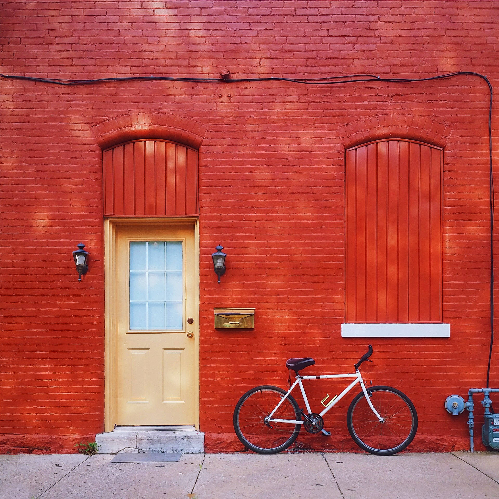 Uskarpt rødt bygning og cykelscene Wallpaper