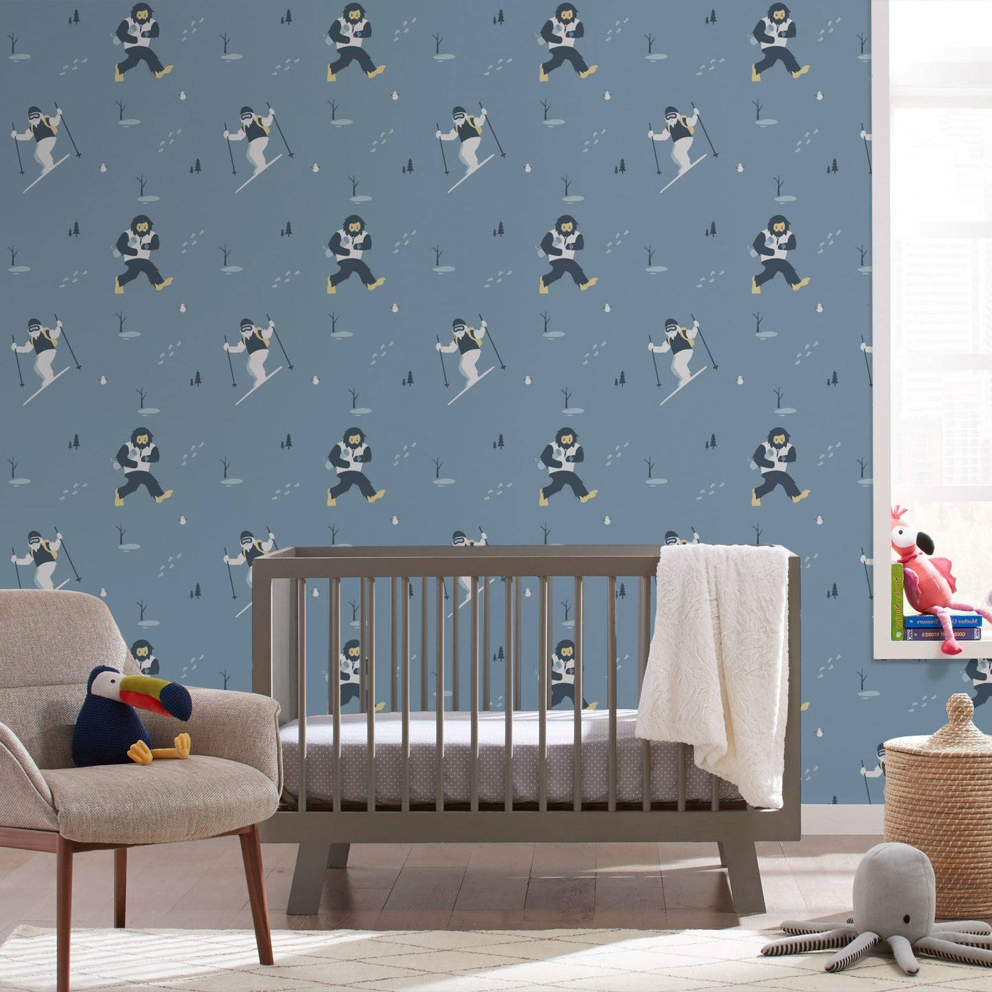 Et babyværelse med en blå væg og en seng. Wallpaper